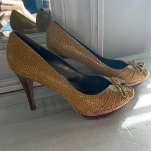 Stunning yellow heels